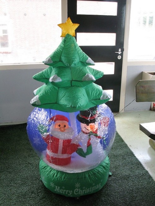 Opblaasfiguur - Kerstboom met bewegende sneeuw (interactief)